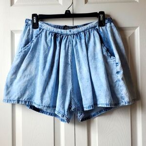 What hot, womans distressed shorts, with pockets,  size large